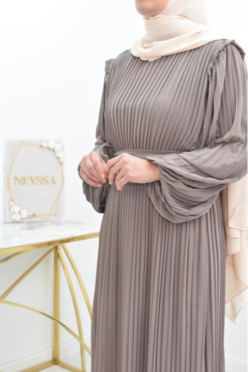 Neyssa langes, fließendes, schlichtes ausgestelltes Kleid für muslimische Frauen