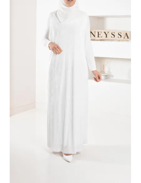 Langer plissierter Unterrock unter einem Satin-Kleid, um Ihre Outfits zu vervollständigen.