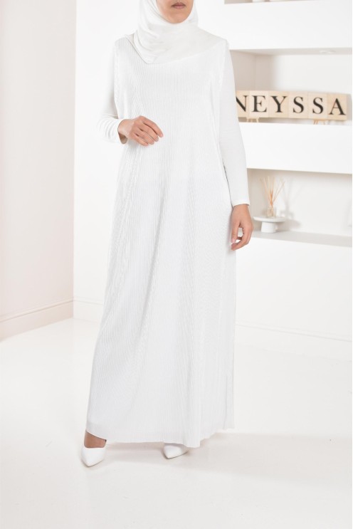 Langer plissierter Unterrock unter einem Satin-Kleid, um Ihre Outfits zu vervollständigen.