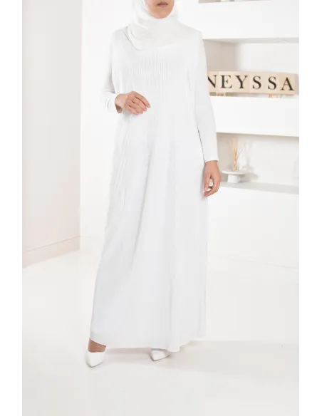 Langer plissierter Unterrock unter einem Satin-Kleid, um Ihre Outfits zu vervollständigen.