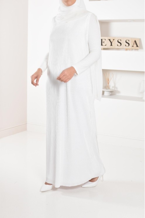 Langer plissierter Unterrock unter einem Satin-Kleid, um Ihre Outfits zu vervollständigen.