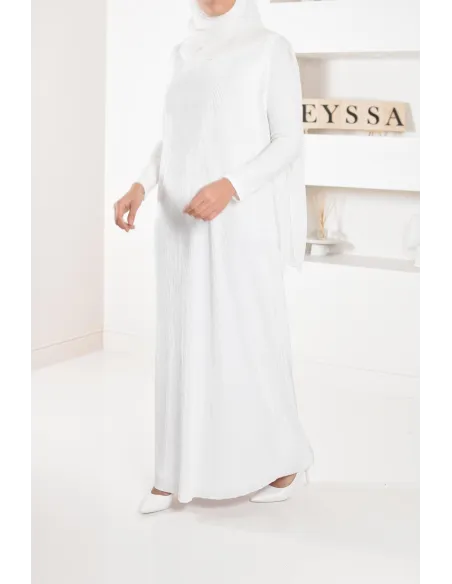 Langer plissierter Unterrock unter einem Satin-Kleid, um Ihre Outfits zu vervollständigen.