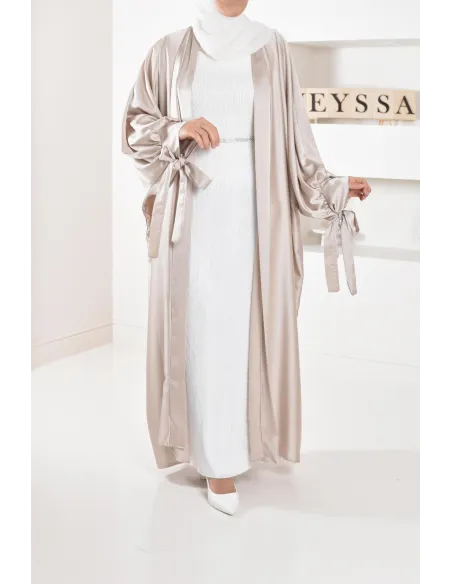 Langer plissierter Unterrock unter einem Satin-Kleid, um Ihre Outfits zu vervollständigen.