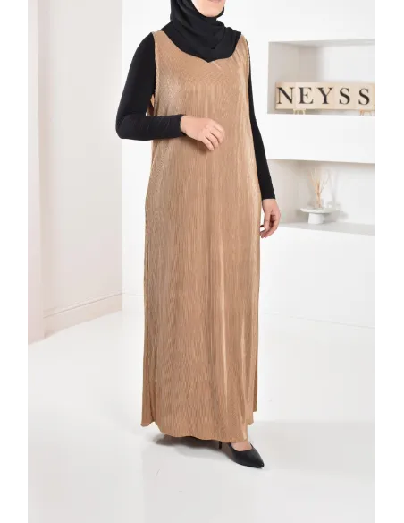 Langer plissierter Unterrock unter einem Satin-Kleid, um Ihre Outfits zu vervollständigen.