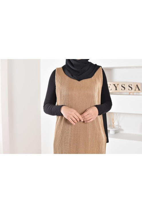 Langer plissierter Unterrock unter einem Satin-Kleid, um Ihre Outfits zu vervollständigen.