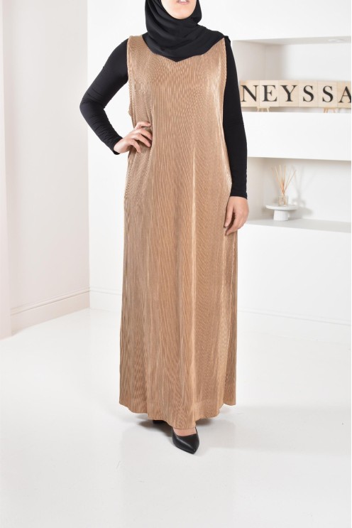 Langer plissierter Unterrock unter einem Satin-Kleid, um Ihre Outfits zu vervollständigen.