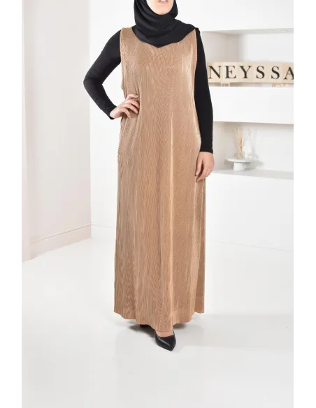 Langer plissierter Unterrock unter einem Satin-Kleid, um Ihre Outfits zu vervollständigen.