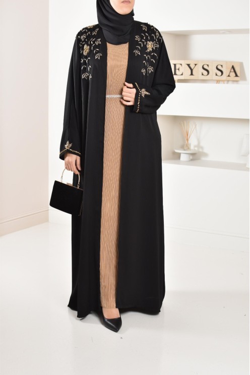 Langer plissierter Unterrock unter einem Satin-Kleid, um Ihre Outfits zu vervollständigen.