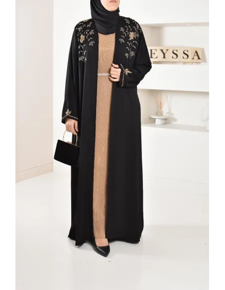 Langer plissierter Unterrock unter einem Satin-Kleid, um Ihre Outfits zu vervollständigen.