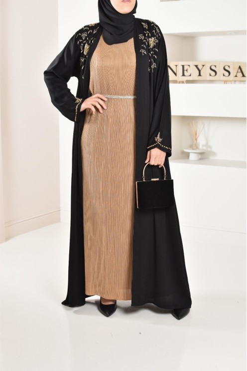 Langer plissierter Unterrock unter einem Satin-Kleid, um Ihre Outfits zu vervollständigen.