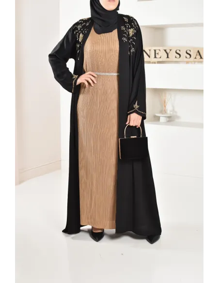 Langer plissierter Unterrock unter einem Satin-Kleid, um Ihre Outfits zu vervollständigen.