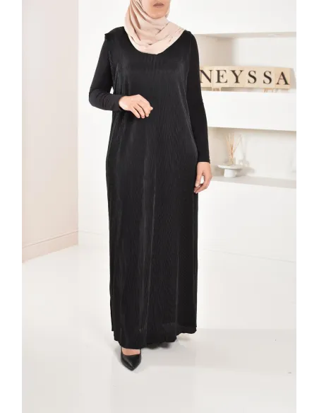 Langer plissierter Unterrock unter einem Satin-Kleid, um Ihre Outfits zu vervollständigen.