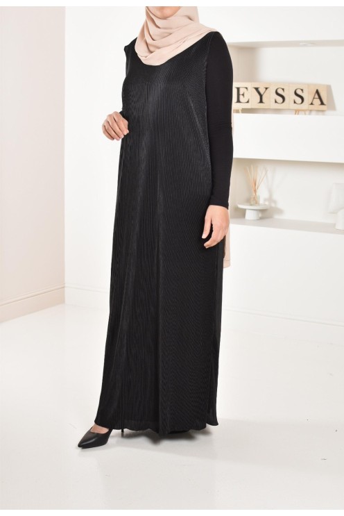 Langer plissierter Unterrock unter einem Satin-Kleid, um Ihre Outfits zu vervollständigen.