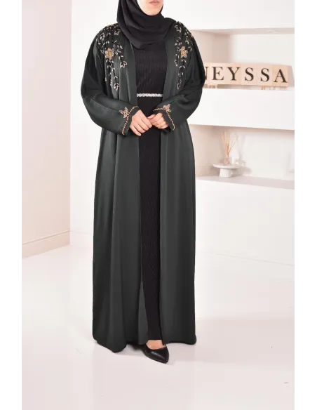 Langer plissierter Unterrock unter einem Satin-Kleid, um Ihre Outfits zu vervollständigen.