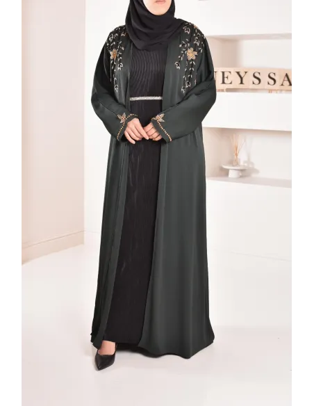 Langer plissierter Unterrock unter einem Satin-Kleid, um Ihre Outfits zu vervollständigen.