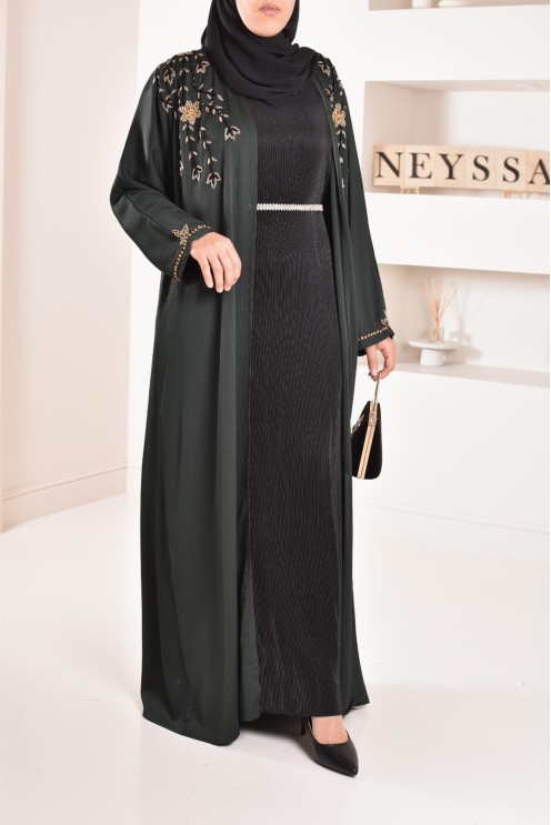 Langer plissierter Unterrock unter einem Satin-Kleid, um Ihre Outfits zu vervollständigen.