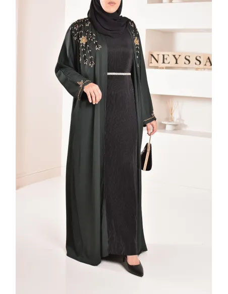 Langer plissierter Unterrock unter einem Satin-Kleid, um Ihre Outfits zu vervollständigen.