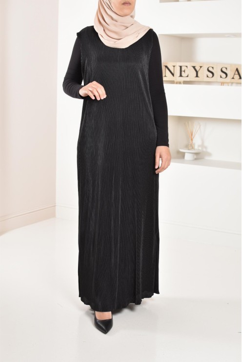 Langer plissierter Unterrock unter einem Satin-Kleid, um Ihre Outfits zu vervollständigen.