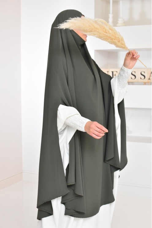 Long khimar 2 fentes en soie de Médine femme musulmane voilée. Parfait pour le quotidien.
