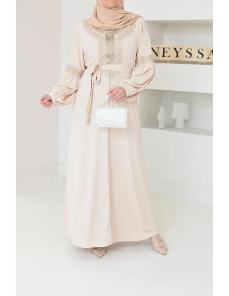 Abaya Aïd beige brodée manches bouffantes. couleur dorée