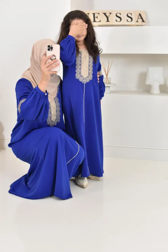 Abaya caftan Aïd brodée bleue roi avec manches bouffantes.