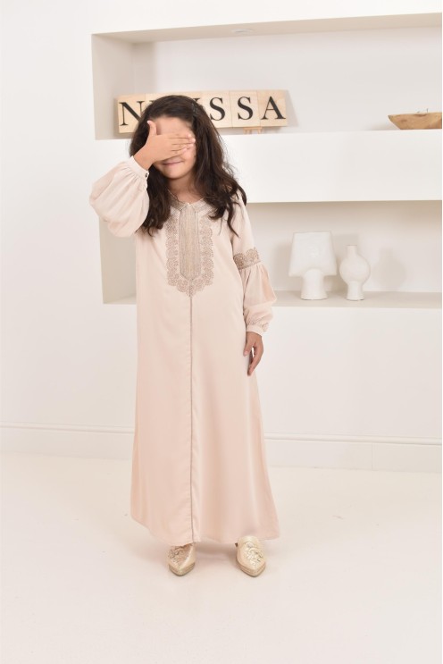 Abaya Aïd beige brodée manches bouffantes. couleur dorée