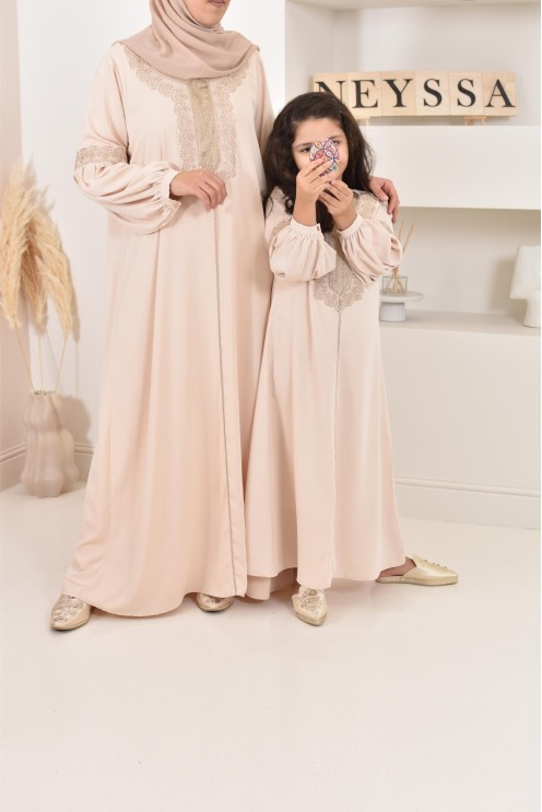 Abaya Aïd beige brodée manches bouffantes. couleur dorée