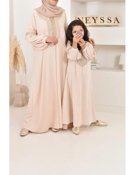 Abaya Aïd beige brodée manches bouffantes. couleur dorée