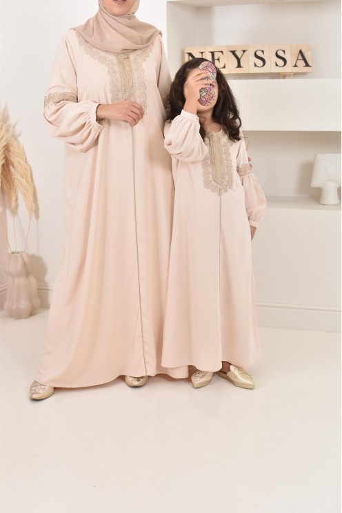 Abaya Aïd beige brodée manches bouffantes. couleur dorée