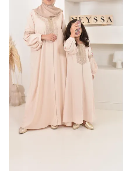 Abaya Aïd beige brodée manches bouffantes. couleur dorée