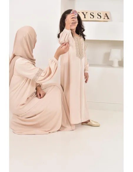 Abaya Aïd beige brodée manches bouffantes. couleur dorée