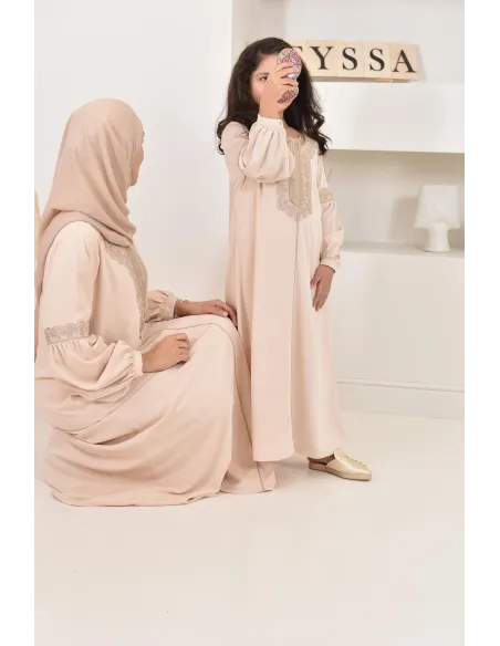 Abaya Aïd beige brodée manches bouffantes. couleur dorée