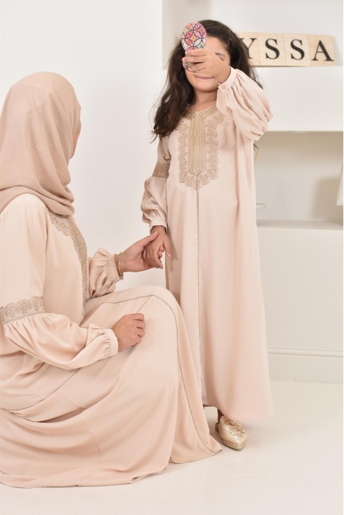 Abaya Aïd beige brodée manches bouffantes. couleur dorée