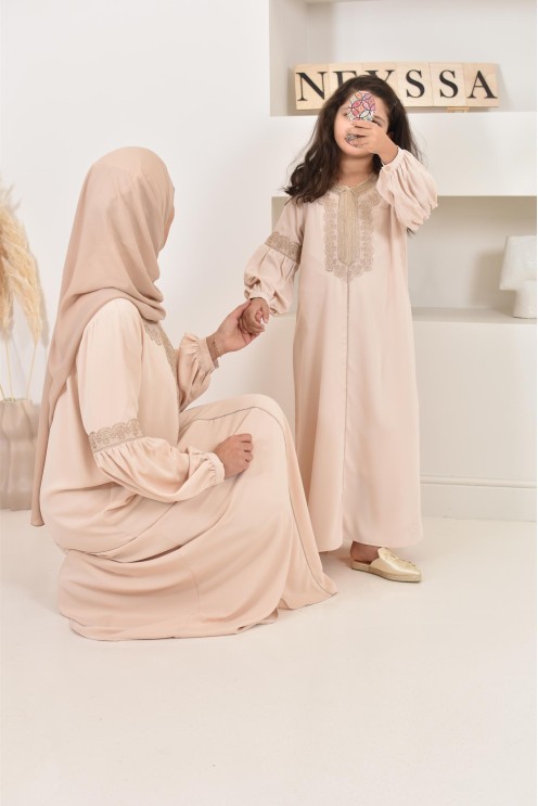 Abaya Aïd beige brodée manches bouffantes. couleur dorée