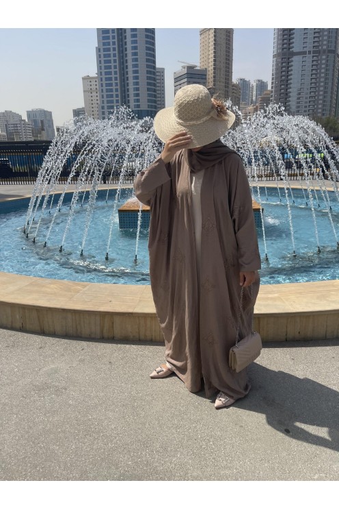 Kimono ouvert haut de gamme taupe avec détails sur les  épaules.