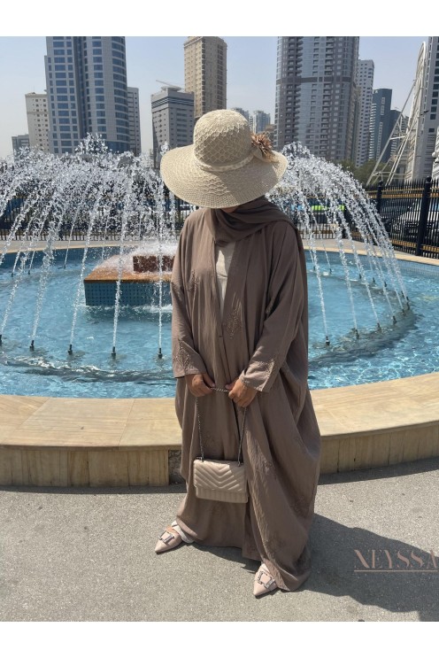 Kimono ouvert haut de gamme taupe avec détails sur les  épaules.