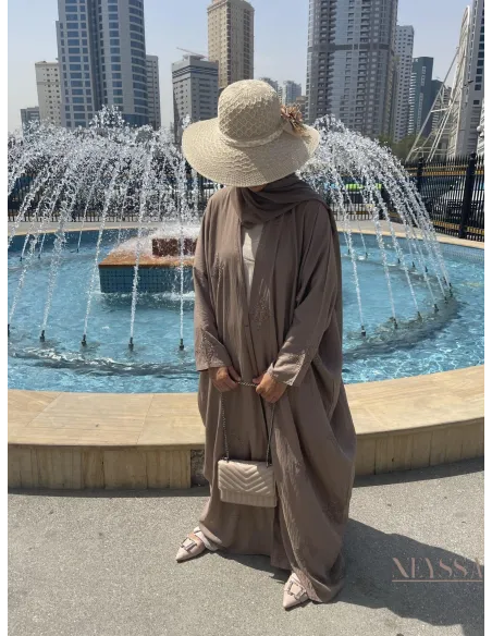 Kimono ouvert haut de gamme taupe avec détails sur les  épaules.