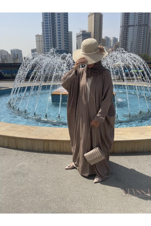 Kimono ouvert haut de gamme taupe avec détails sur les  épaules.