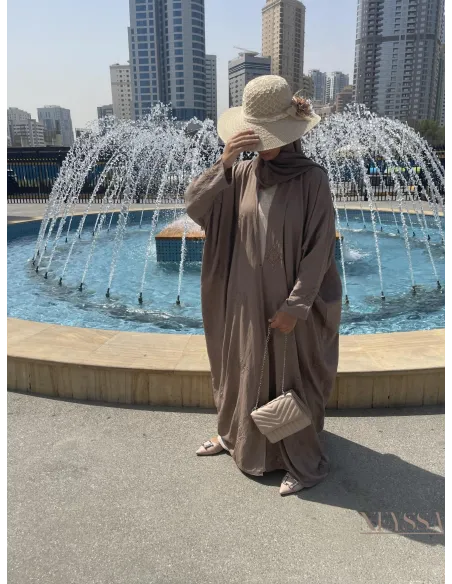 Kimono ouvert haut de gamme taupe avec détails sur les  épaules.