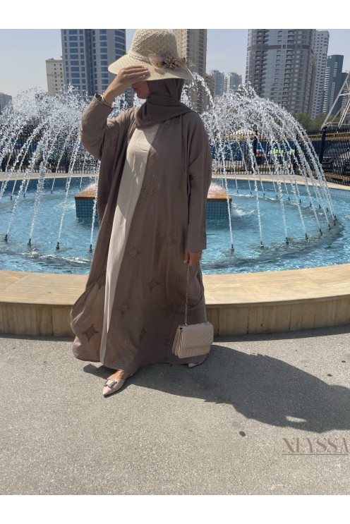 Kimono ouvert haut de gamme taupe avec détails sur les  épaules.