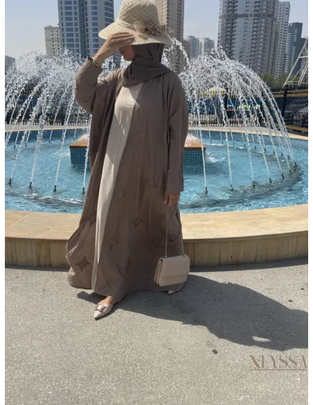 Kimono ouvert haut de gamme taupe avec détails sur les  épaules.