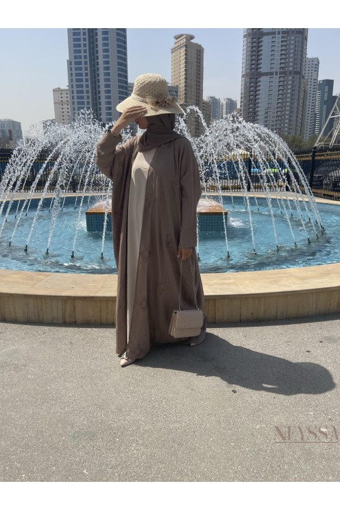 Kimono ouvert haut de gamme taupe avec détails sur les  épaules.