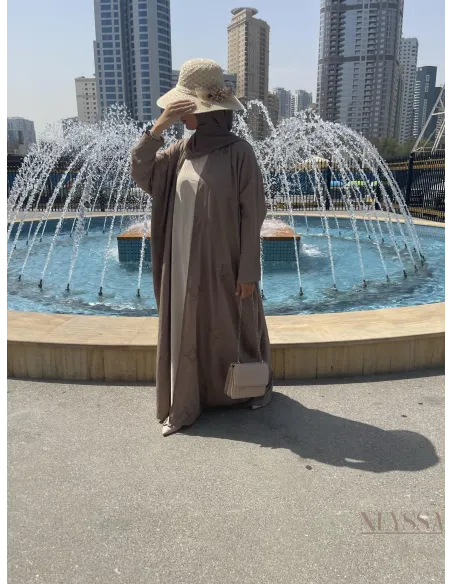 Kimono ouvert haut de gamme taupe avec détails sur les  épaules.