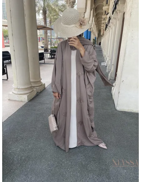 Kimono ouvert haut de gamme taupe avec détails sur les  épaules.