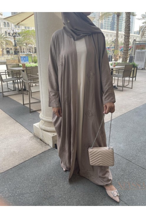 Kimono ouvert haut de gamme taupe avec détails sur les  épaules.