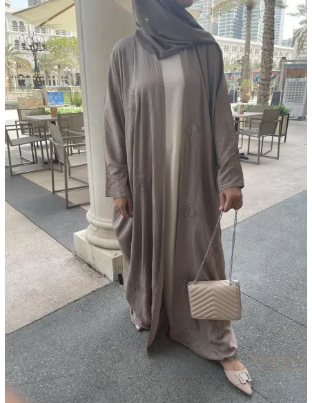 Kimono ouvert haut de gamme taupe avec détails sur les  épaules.