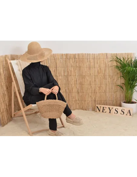 Découvrez le Burkini Neyssa Shop en 3 pièces, un maillot de bain musulman conçu spécialement pour les femmes voilées.