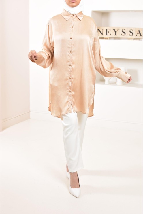 Chemise longue satinée intemporelle fluide et modest fashion.