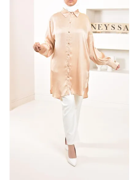 Chemise longue satinée intemporelle fluide et modest fashion.