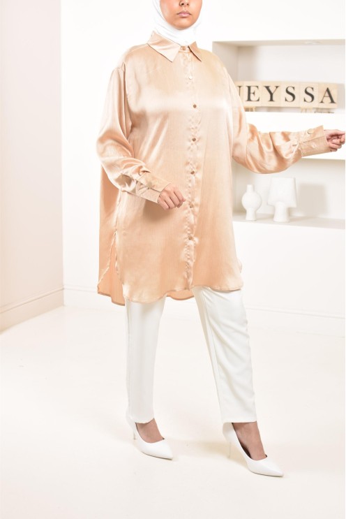 Chemise longue satinée intemporelle fluide et modest fashion.